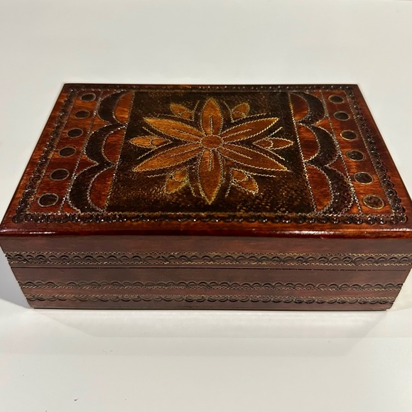 Vintage Polish Wood Box Hand Carved Flower Hinged Trinket Jewelry Box 6x4x2 Inch - Picture 1 of 4